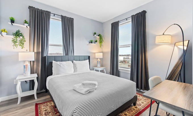 Everett Apartment | Modern 1BR Near Encore Boston 3884