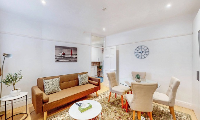 Richmond-upon-Thames Apartment | Modern 2 Bed - 5Min to Bus Stop & 25Min to Tram