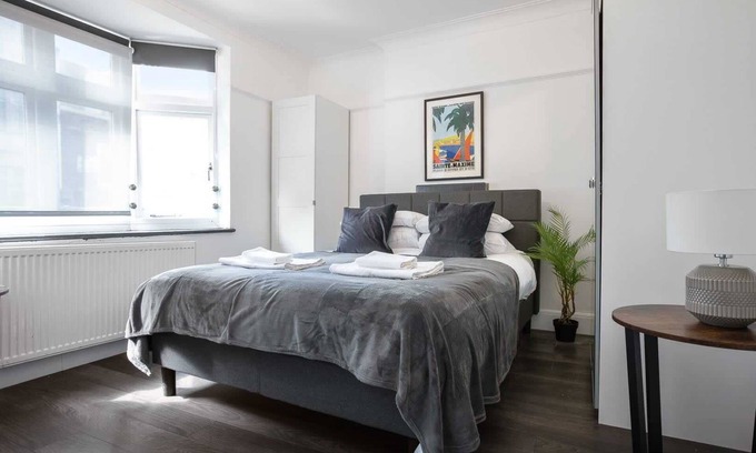 Camden Town with Primrose Hill Apartment | Modern 2 Bed Apartment in Central Camden Sleeps 6