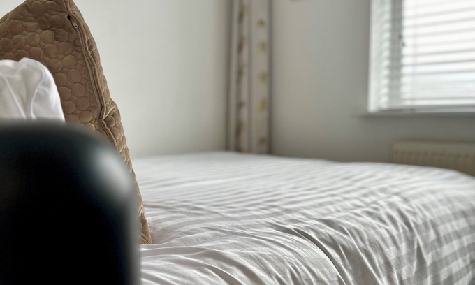Telford Apartment | Modern 2 Bed apartment with free parking and Netflix