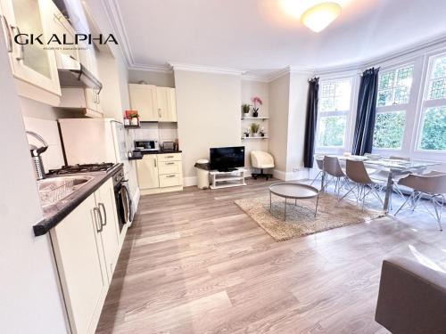 Reading Apartment | Modern 2-Bed Apartment with Wi-Fi & Parking Near Royal Berkshire Hospital & Reading Station
