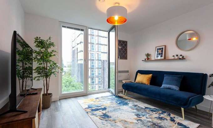 Old Trafford Apartment | Modern 2 Bed Flat 5min to Old Trafford Stadium
