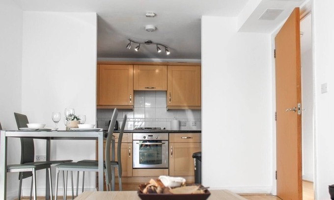Watford Apartment | Modern 2-Bed in Watford Centre
