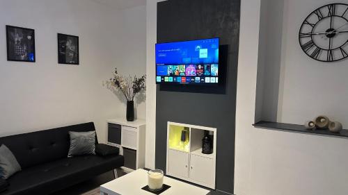 Burnley House | Modern 2 Bed near Turf Moor Football Stadium, Parks, Canal and Lake