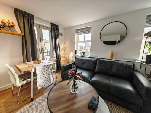 Leeds Apartment | Modern 2-Bed Townhouse Leeds City Location with Free Parking