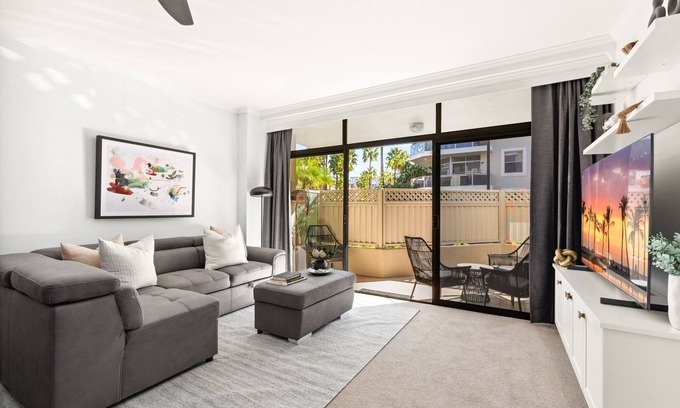 Chiswick Apartment | Modern 2-Bed with Pools, Gym, Tennis Court & Sauna