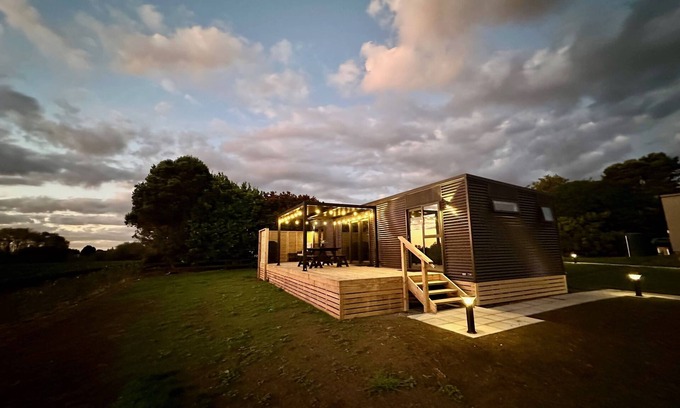 Bombay Bed & Breakfast | Modern 2 Bedroom, 2 Bathroom Cottage with Farm Views