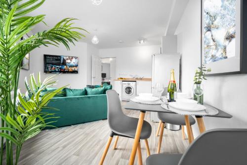 Cradley Heath Apartment | Modern 2 Bedroom Apartment - WIFI & Netflix - Secure Parking - Top Rated - 27AC