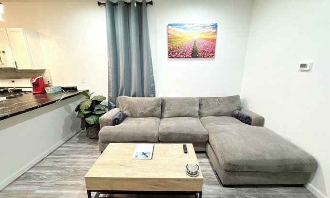 Dubuque Apartment | Modern 2-bedroom Apt - 1.5 Baths, En-suite Master, with WiFi, AC, free parking