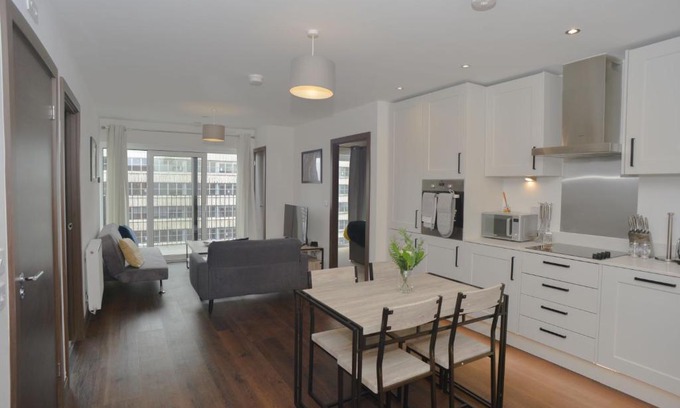 Southend-on-Sea Apartment | Modern, 2-bedroom Central Southend flat,9th Floor