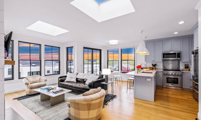 Provincetown House | 🏳️🌈 Modern 2-Bedroom East End Condo 🚗 2 Car Parking 😎 Steps from the Beach