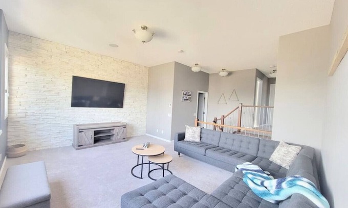 Northwest Edmonton House | Modern 2 Bedroom house - North Edmonton