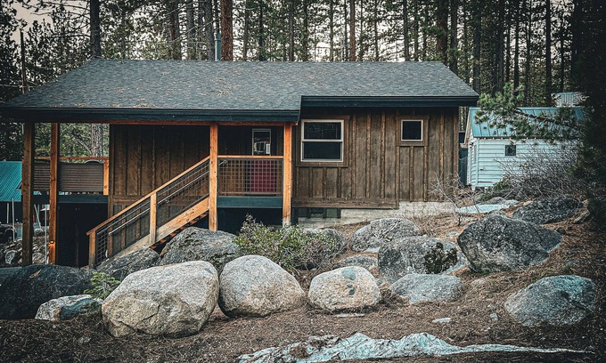 Truckee House | Modern 2-bedroom house in marvelous Donner Lake with WiFi