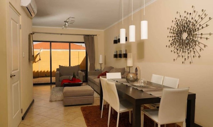 Kamay House | Modern 2-Bedroom Villa with Pools in Noord
