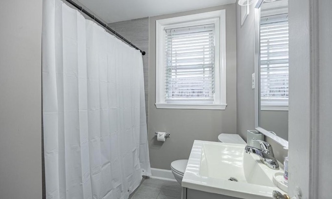 Anacostia Apartment | MODERN 2 BR Condo Near Transportation + 10 Min to Downtown