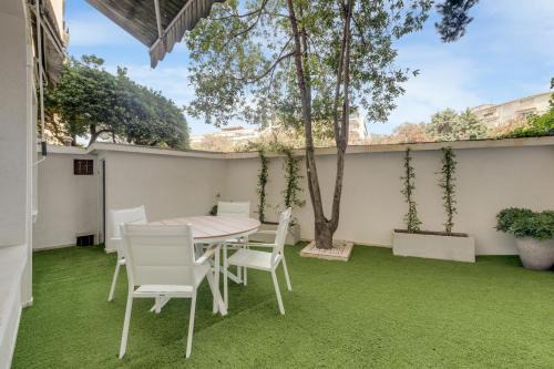 Cannes City Centre Apartment | Modern 2 chambres avec jardin Martinez , 5 minutes from palais of festivals