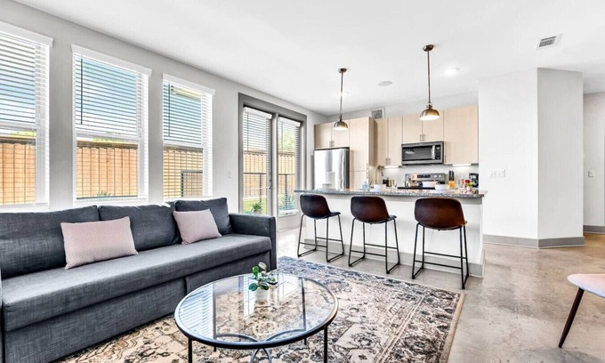 Fort Worth Apartment | Modern 2BD/2BA Flat Gym & Pool | Heart of Downtown