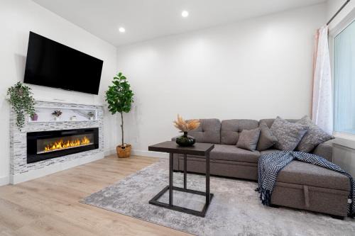 Excelsior House | Modern 2Bed 2Bath w/parking in Excelsior District