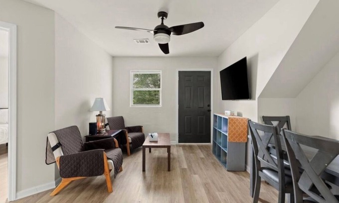 Summerhill Apartment | Modern 2BR Apartment in Summerhill Near Stadium, Universities & Downtown