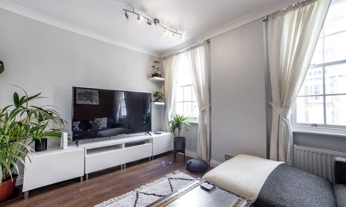 Chelsea Riverside Apartment | Modern 2BR Apt, Chancery Lane