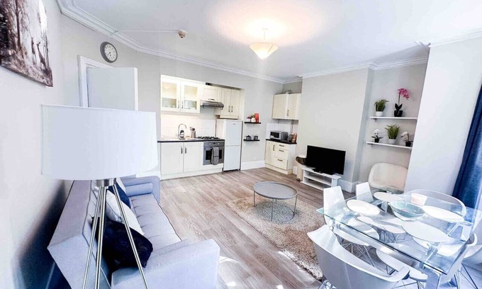 Reading Apartment | Modern 2BR Apt-Ideal for NHS Staff & Contractors