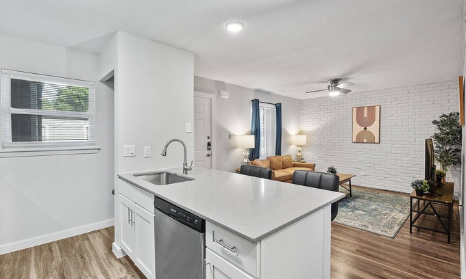 Hyde Park Apartment | Modern 2BR Near UT | Hyde Park | Evonify 3433