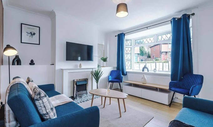 Stalybridge House | Modern 3-Bed, Ideal for Large Groups, Sleeps 7!