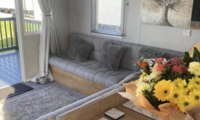Walton on the Naze House | Modern 3 bedroom caravan 5 minutes walk to the beach