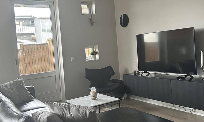 Grafarvogur Apartment | Modern 3-Bed Apt in Reykjavík: Home with Office & Terrace