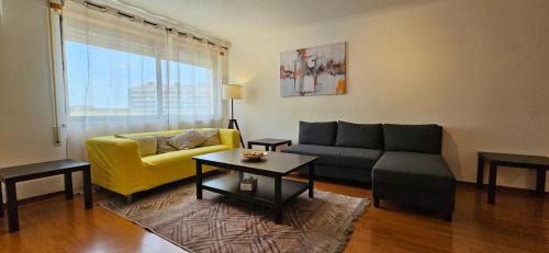 Palhais Apartment | Modern 3 Bed Flat - Beaches, Expo & City Fun - Your Gateway to Lisbon