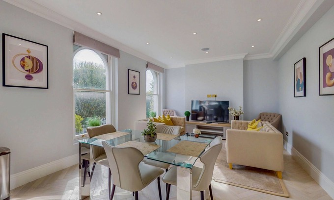 Hammersmith Broadway Apartment | Modern 3 Bed Penthouse in a Prime Central Location