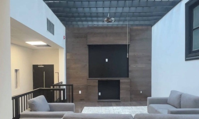 Downtown Baltimore Apartment | Modern 3-bedroom apartment in marvelous Baltimore with AC