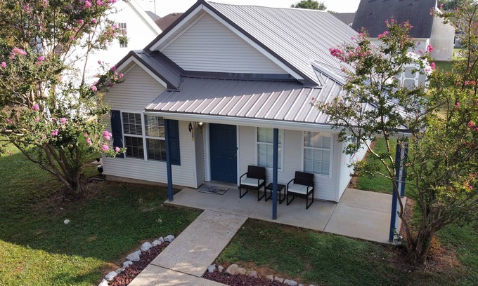Murfreesboro House | Modern 3 Bedroom Home in Quiet Friendly Neighborhood. Prime Location!