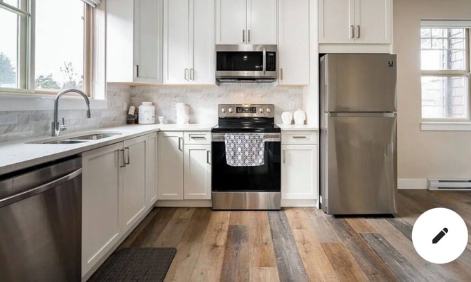 Abbotsford House | Modern 3 beds 3 baths luxury townhome in central location close SFU, mall, etc