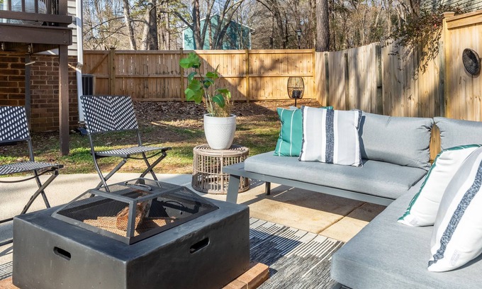Charlotte House | Modern 3-Level Retreat With Pool