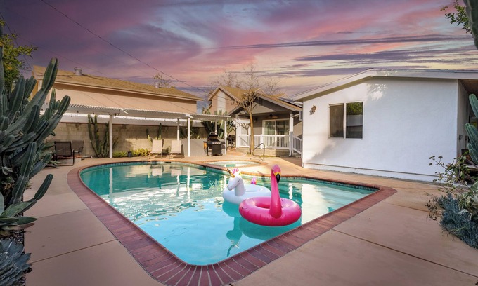 North Hollywood House | Modern 3BD Oasis with Pool-Jacuzzi, in Hollywood, Near Universal Studios
