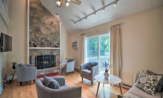 Gurnee House | Modern 3Bd Townhome Near Beach & Base