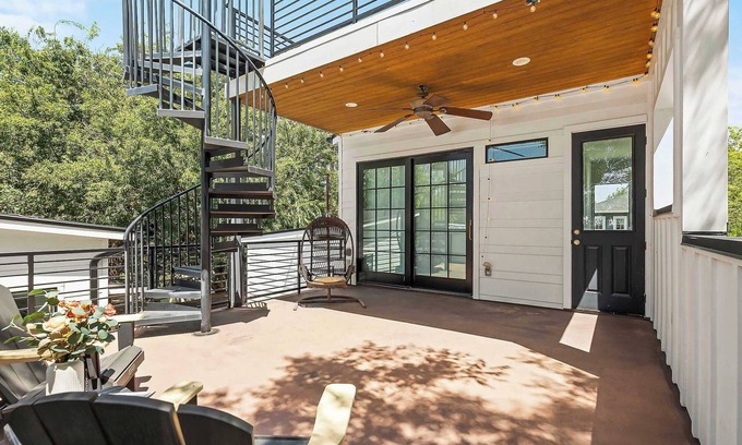Chestnut House | Modern 3BR Home | Near DT ATX & UT | Balcony views