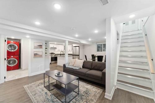 Bells Corners Apartment | Modern 3BR Suites