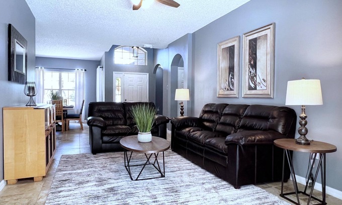 Crescent Lakes House | Modern 4 Bed 3 Bath Villa - Fully equipped Villa with pool, amenities & more
