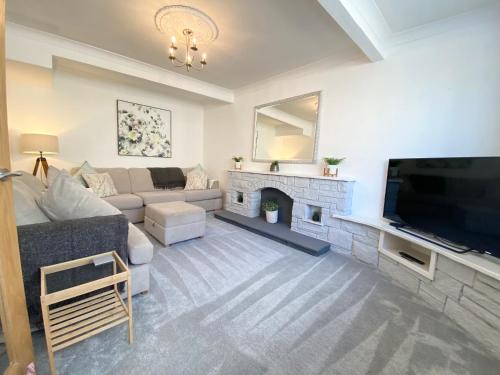 Llanrwst House | Modern 4-bed Cottage Llanwrst Town Centre & Parking - Snowdonia! near Betws-y-Coed