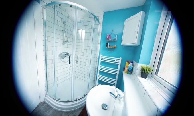 Gillingham House | Modern 4 bed Gillingham house (City Centre) with parking and free wifi
