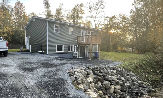 Grafton House | Modern 4 bedroom, 2 living room overlooking creek