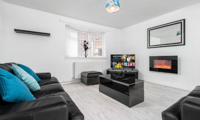 Oldbury House | Modern 4 bedroom home ideal for Contractors, Groups and families ,FREE parking for multiple vehicle's