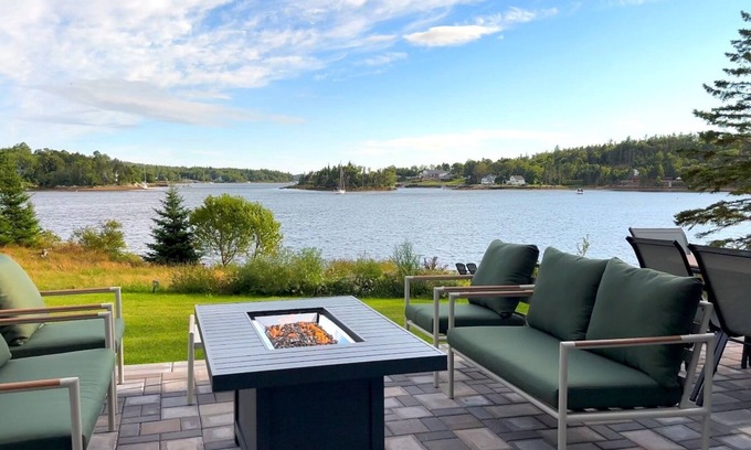 Bayside House | Modern 4Bdr House w/Ocean Beachfront & Backyard 20min to Halifax & Peggy's Cove