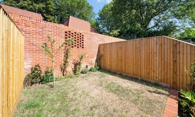 Coulsdon West Apartment | Modern 4BR Home, Ideal for Long Stays & Relocation