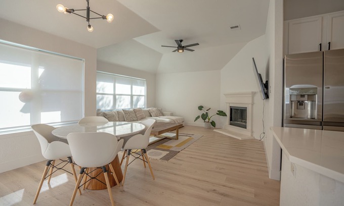 Roanoke House | Modern 4BR w/Natural Light, High Ceilings, 20 mins from DFW Airport