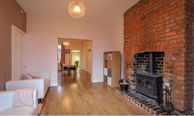 Gateshead House | Modern 5 Bedroom House, Free Wi-Fi & Parking