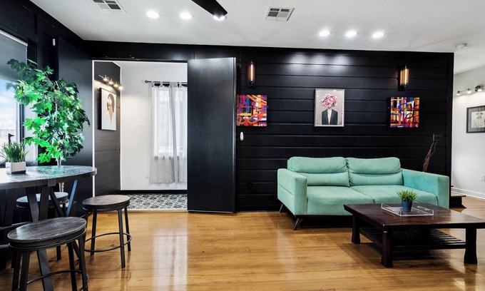 Faubourg Lafayette Villa | Modern 5 bedroom Villa w private Rooftop mins from Downtown- French Quarter