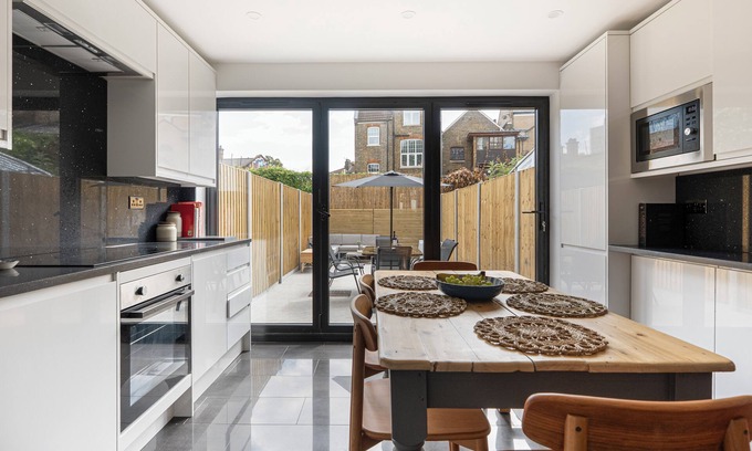 Whitechapel House | Modern 5-BR house short walk to Brick Lane and Spitalfields Market!